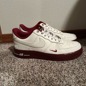 Wmns Air Force 1 ’07 SE 40th Ann. Sail/Red DQ7582-100